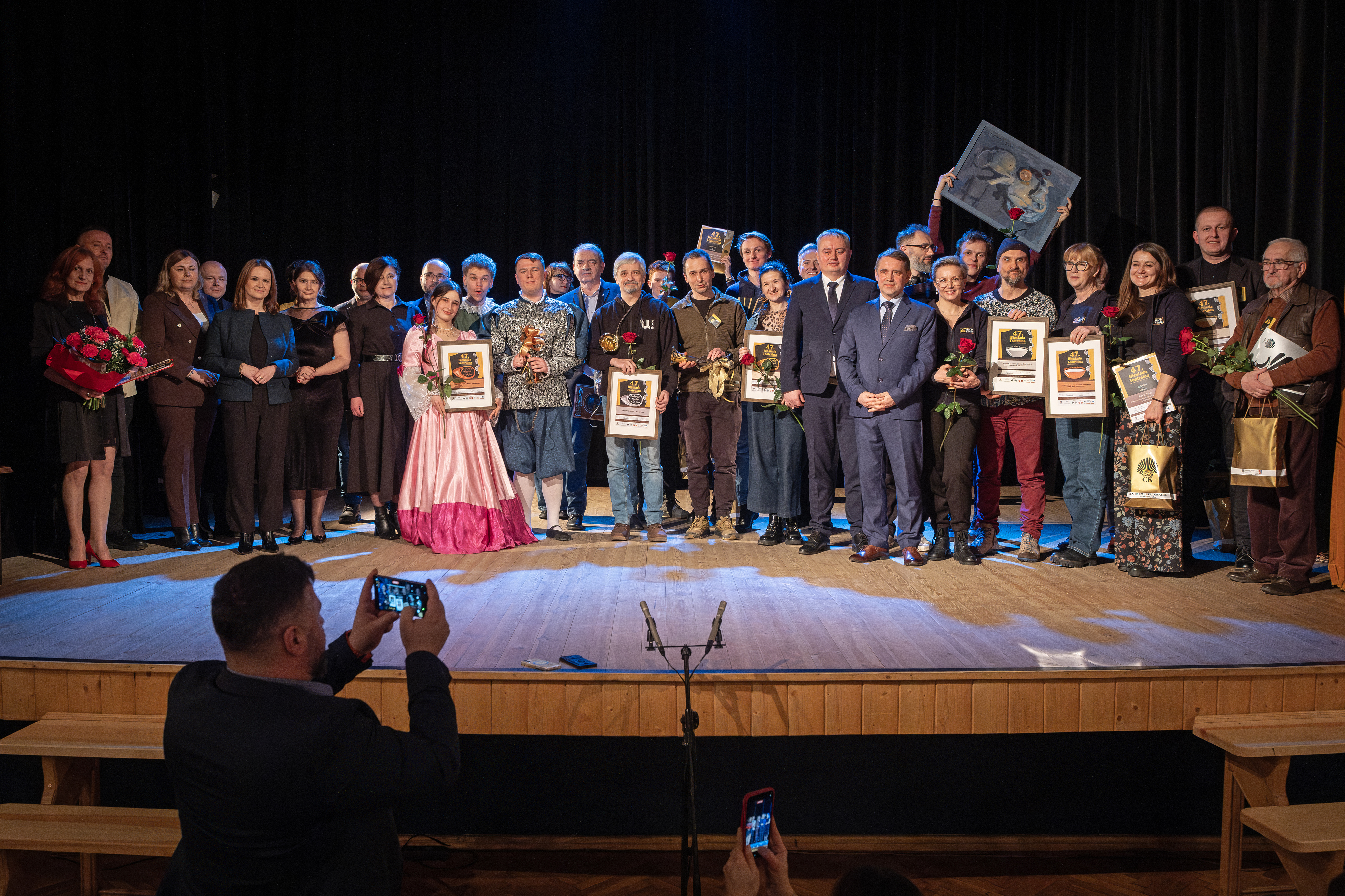 Uczestnicy i laureaci 47 Biesiady Teatralnej w Horyńcu-Zdroju na scenie Zdjęcie uczestników i laureatów 47 Biesiady Teatralnej w Horyńcu-Zdroju