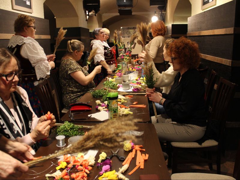 warsztaty dla doroslych  seniorow i rodzin z dziecmi  