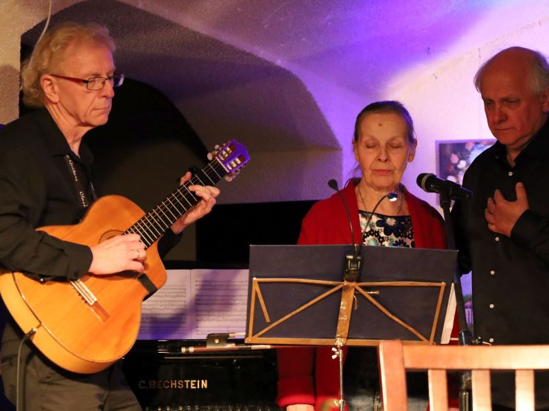 7 zespol muzyczny uswietnil wieczor autorski haliny pusio