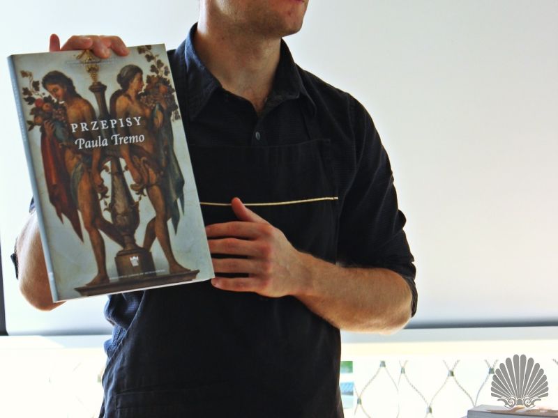 adrian ordakowski   edukator z muzeum  w wilanowie