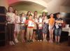 Zdjęcie pokazuje uczestnik&oacute;w/czki warsztat&oacute;w ze swoimi pracami