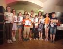 Zdjęcie pokazuje uczestnik&oacute;w/czki warsztat&oacute;w ze swoimi pracami