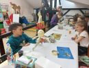 Zdjęcie pokazuje uczestnik&oacute;w/czki warsztat&oacute;w pracujących nad projektami