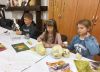 Zdjęcie pokazuje uczestnik&oacute;w/czki warsztat&oacute;w pracujących nad projektami
