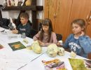Zdjęcie pokazuje uczestnik&oacute;w/czki warsztat&oacute;w pracujących nad projektami