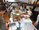 Zdjęcie pokazuje uczestnik&oacute;w/czki warsztat&oacute;w pracujących nad projektami