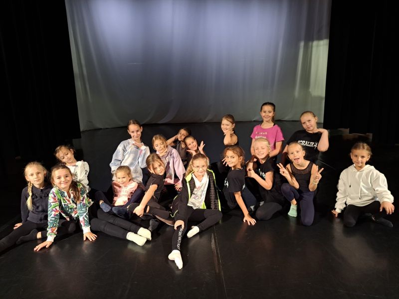 Zdjęcie zespołu tanecznego KORALIK w sali widowiskowej